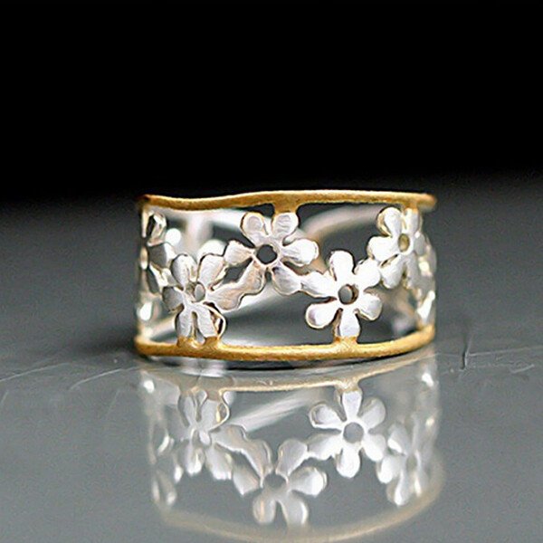 🎁Irregular Hollow Daisy Ring